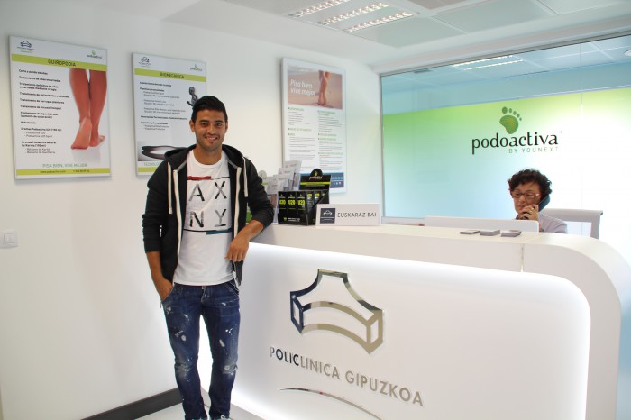 Carlos Vela en la Unidad del Pie de Policlínica Gipuzkoa tras realizarse el estudio biomecánico de la pisada el pasado 28 de julio y comenzar a utilizar las plantillas personalizadas Podoactiva desde esa misma semana.