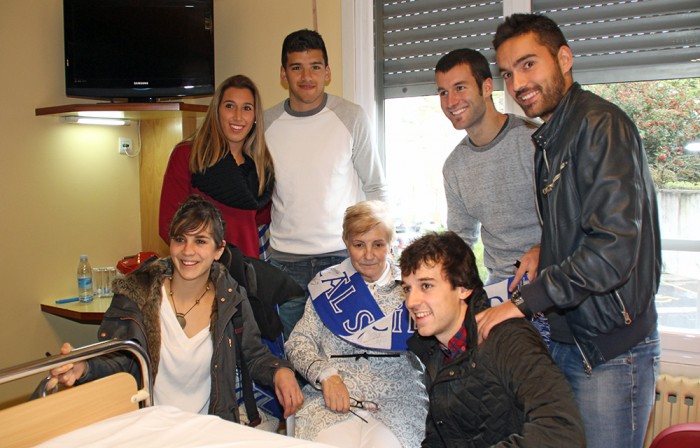 Los jugadores de la Real Sociedad visitan a los pacientes ingresados en Policlínica Gipuzkoa