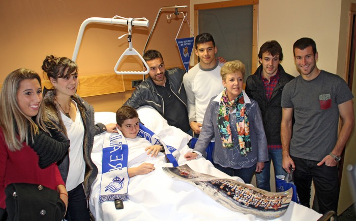 Los jugadores de la Real Sociedad visitan a los pacientes ingresados en Policlínica Gipuzkoa