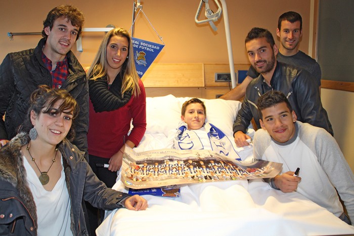 Los jugadores de la Real Sociedad visitan a los pacientes ingresados en Policlínica Gipuzkoa