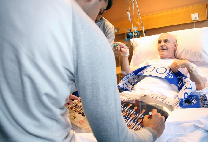 Los jugadores de la Real Sociedad visitan a los pacientes ingresados en Policlínica Gipuzkoa