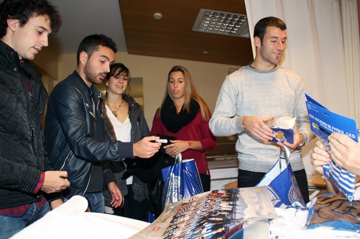 Los jugadores de la Real Sociedad visitan a los pacientes ingresados en Policlínica Gipuzkoa