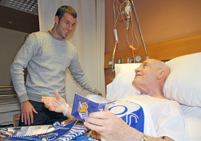 Los jugadores de la Real Sociedad visitan a los pacientes ingresados en Policlínica Gipuzkoa