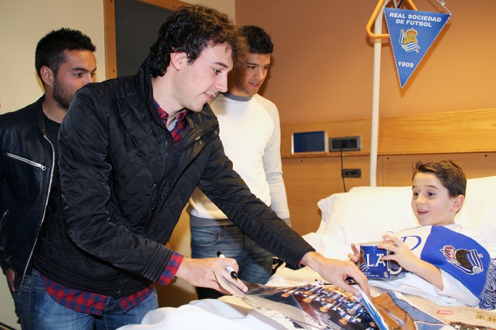 Los jugadores de la Real Sociedad visitan a los pacientes ingresados en Policlínica Gipuzkoa