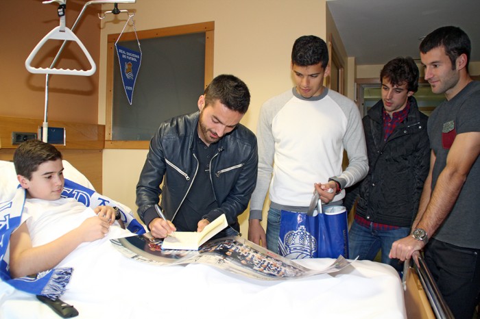 Los jugadores de la Real Sociedad visitan a los pacientes ingresados en Policlínica Gipuzkoa