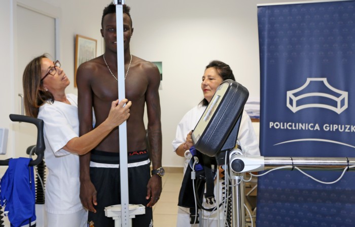 Bruma, el primer fichaje de la Real Sociedad, pasa reconocimiento médico en Policlínica Gipuzkoa