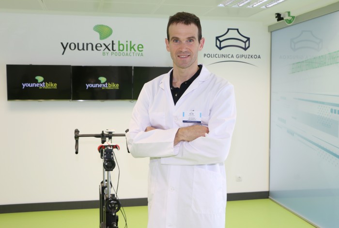 Garikoitz Etxebeste, fisioterapeuta de la Unidad de Biomecánica del Ciclista