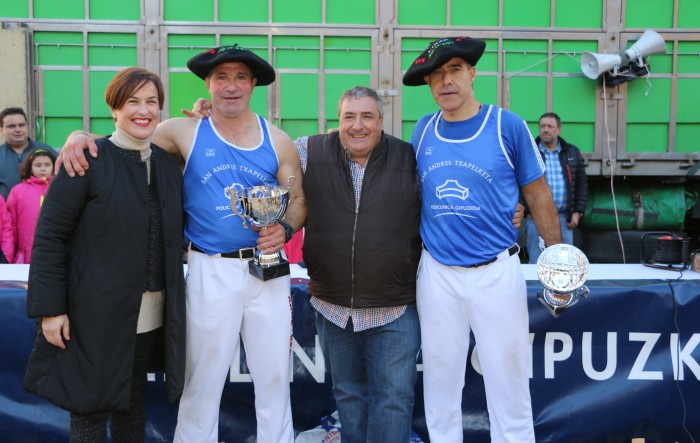 Etxeberria y Ernesto Ezpeleta “Bihurri”, primer premio en el IV Torneo Policlínica Gipuzkoa de Aizkolaris de San Andrés. 