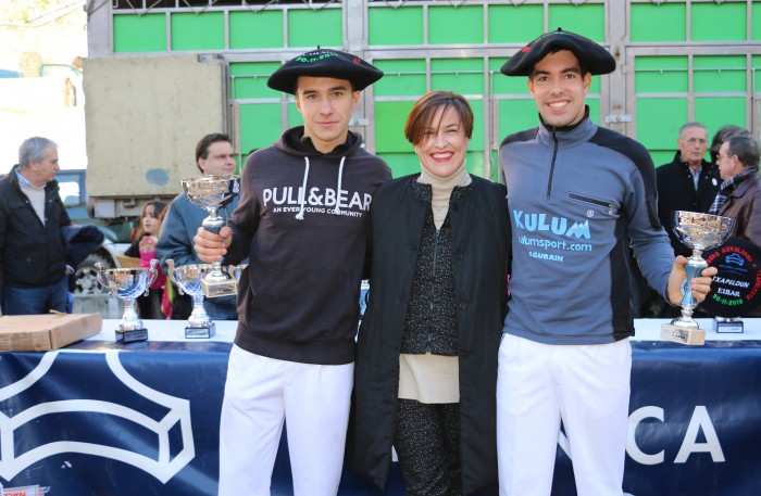 Hodei Ezpeleta y Eloy Kortxero, campeones juveniles en el IV Torneo Policlínica Gipuzkoa de Aizkolaris de San Andrés.