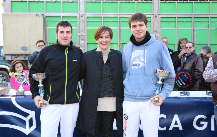 Josean Etxeberria y Aitor Jauregui, segundos en el apartado juvenil del IV Torneo Policlínica Gipuzkoa de Aizkolaris de San Andrés