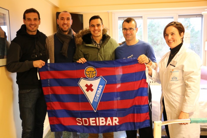 Aitor Zabaleta con los jugadores de la SD Eibar y la Directora Asistencial de Policlínica Gipuzkoa, Sonia Roussel.