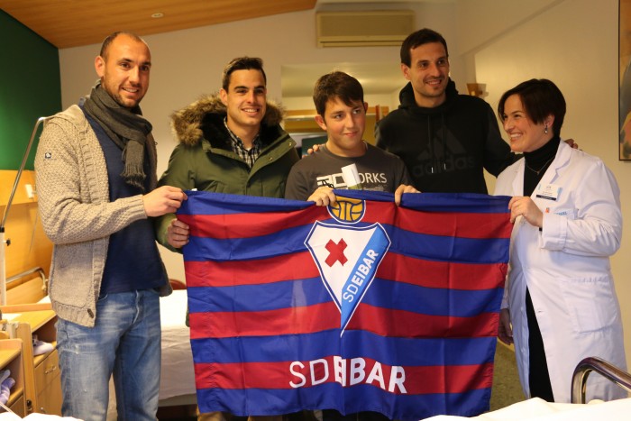 Ricardo Pitarch posa feliz con Ivan Ramis, Dani García, Mikel Arruabarrena y con la Directora Asistencial de Policlínica Gipuzkoa, Sonia Roussel.