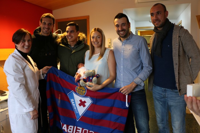 Yosu Idiakez y Judit Zabala posan junto a los jugadores de la SD Eibar con su hijo recién nacido Ibai Idiakez.