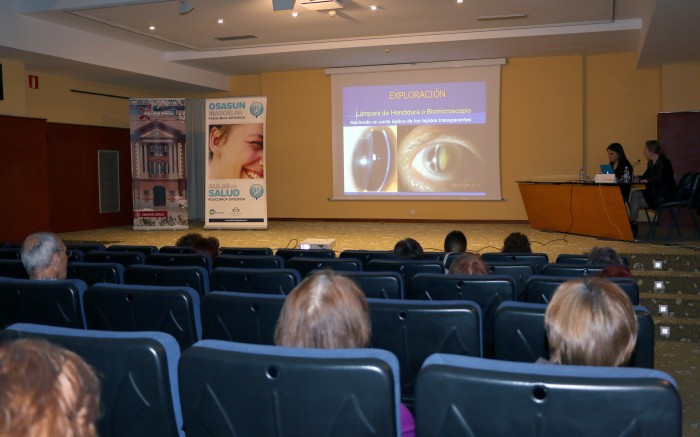 La oftalmóloga, Mercedes Zabaleta, durante el tercer Aula de Salud de Eibar. 