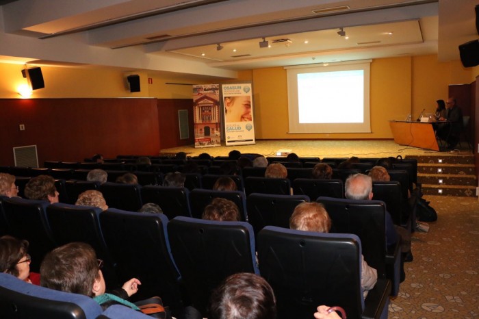 El cirujano vascular de Policlínica Gipuzkoa, Javier Sánchez, durante el Aula de Salud en Eibar sobre los últimos tratamientos en varices