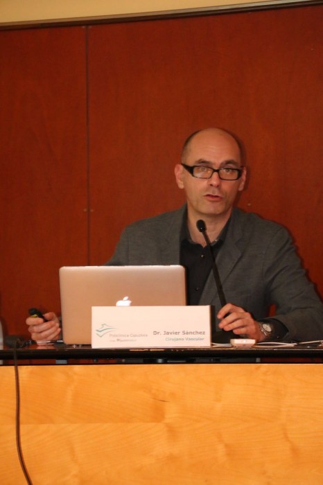 El cirujano vascular de Policlínica Gipuzkoa, Javier Sánchez, durante el Aula de Salud en Eibar sobre los últimos tratamientos en varices