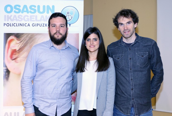 Los podólogos de la Unidad del Pie y Podoactiva, Guadalupe Izquierdo y Antonio Martínez junto a Garikoitz Etxebeste, fisioterapeuta y responsable de la Unidad de Biomecánica del ciclista.