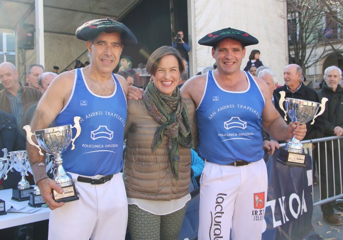 Ernesto Ezpeleta, "Bihurri" y Daniel Vicente, junto a la Dra. Sonia Roussel, Directora Asistencial de Policlínica Gipuzkoa.