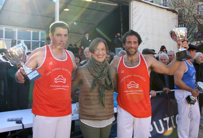 Goizeder Beltza y Alex Txikon, junto a la Dra. Sonia Roussel, Directora Asistencial de Policlínica Gipuzkoa.