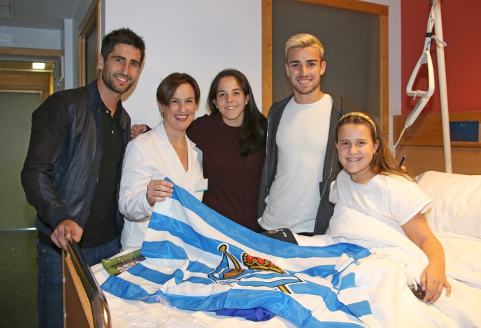 Visita de la Real Sociedad a pacientes de Policlínica Gipuzkoa.