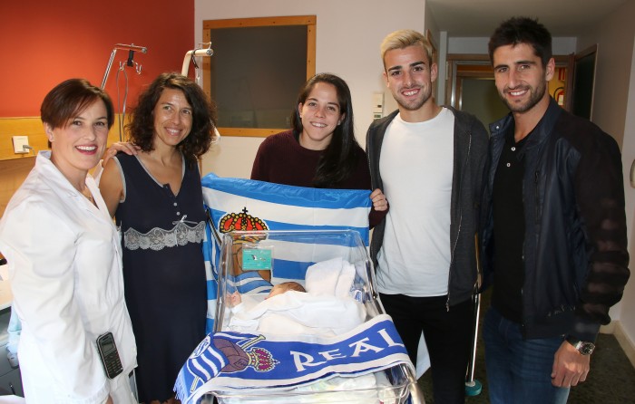 Visita de la Real Sociedad a un recien nacido y su madre.