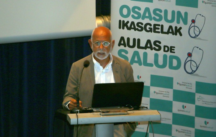 El traumatólogo de Policlínica Gipuzkoa Juan Carlos Camborda, durante el Aula de Salud, explicó las últimas novedades en prótesis de cadera. 