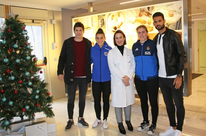 Los jugadores de la Real Sociedad visitan a los pacientes de Policlínica Gipuzkoa