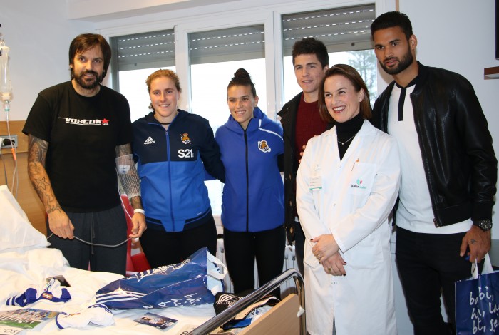 Los jugadores de la Real Sociedad visitan a los pacientes de Policlínica Gipuzkoa