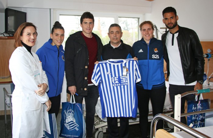 Los jugadores de la Real Sociedad visitan a los pacientes de Policlínica Gipuzkoa