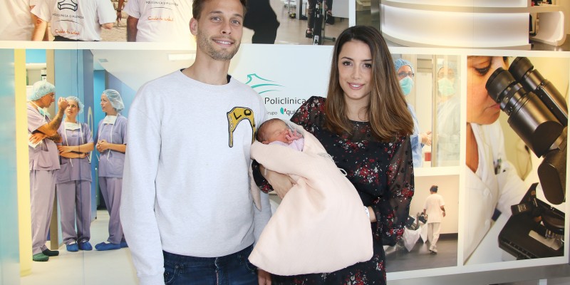 Sergio Canales y Cristina Llorens felices con su primera hija India en Policlínica Gipuzkoa