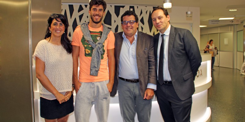 Dídac Vilà junto a la doctora del Eibar, Dra. Ostaiska Egia Lekunberri, y dos representantes del AC Milán