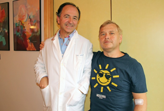 El cirujano maxilofacial José Antonio Arruti junto al ciudadano ruso Valery Onya