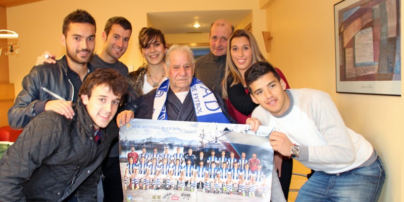 Los jugadores de la Real Sociedad visitaron a los pacientes ingresados en Policlínica Gipuzkoa para felicitarles la Navidad