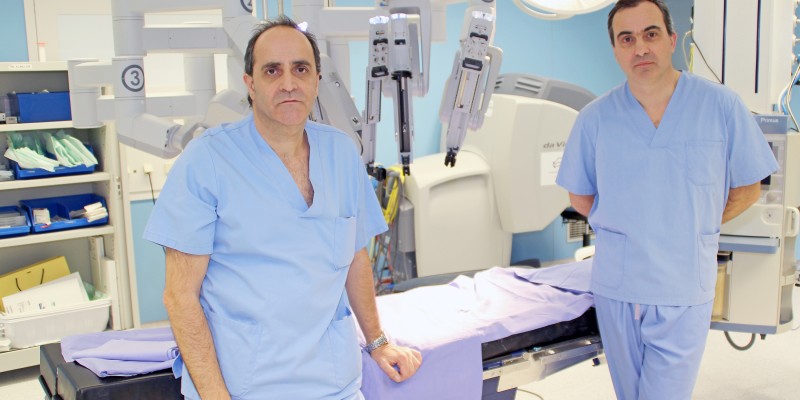 Los urólogos Josean Rodríguez y Gregorio Garmendia, junto al Robot Quirúrgico Da Vinci en Policlínica Gipuzkoa