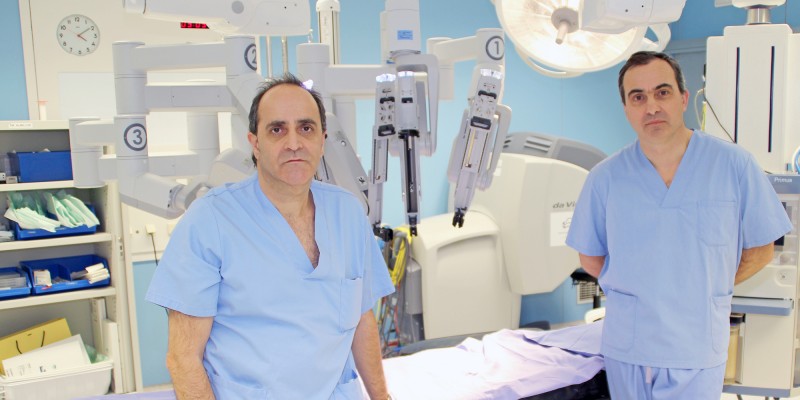Los urólogos Josean Rodríguez y Gregorio Garmendia, junto al Robot Quirúrgico Da Vinci en Policlínica Gipuzkoa