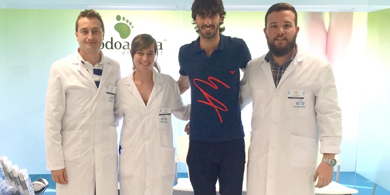 El equipo de Podoactiva, Javier Alfaro, Carmen Fernández y Antonio Martínez junto a Carlos Martínez en su visita a Policlínica Gipuzkoa.