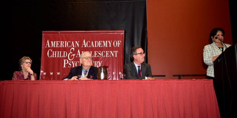 La Presidenta de la Academia Dra. Joshi, presentando al Dr. Fuentes, y a su lado el antiguo Presidente, Dr. Stone y su esposa. Imagen tomada por el Dr. Fred Seligman, fotógrafo oficial de los Congresos Norteamericanos.