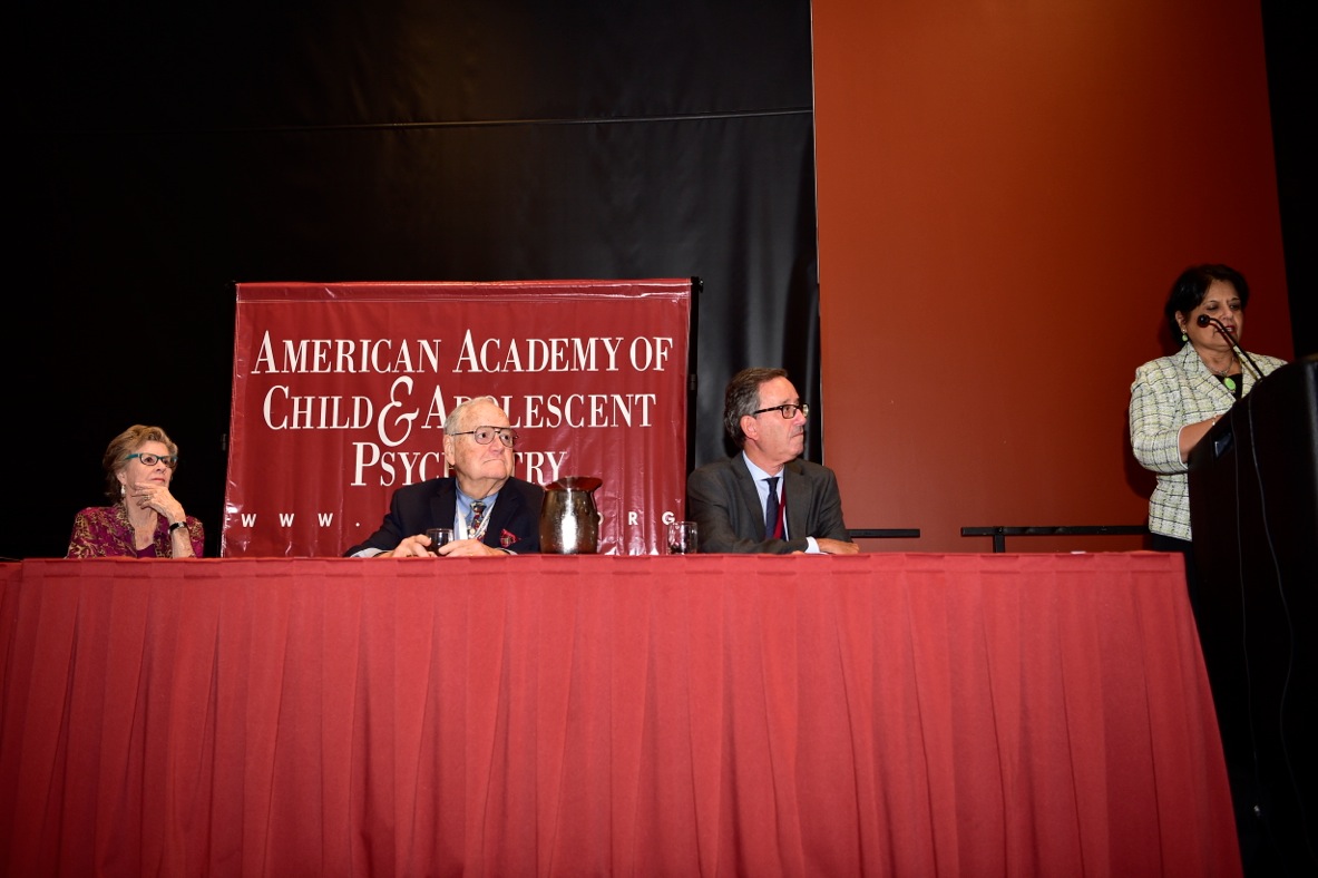 La Presidenta de la Academia Dra. Joshi, presentando al Dr. Fuentes, y a su lado el antiguo Presidente, Dr. Stone y su esposa. Imagen tomada por el Dr. Fred Seligman, fotógrafo oficial de los Congresos Norteamericanos.