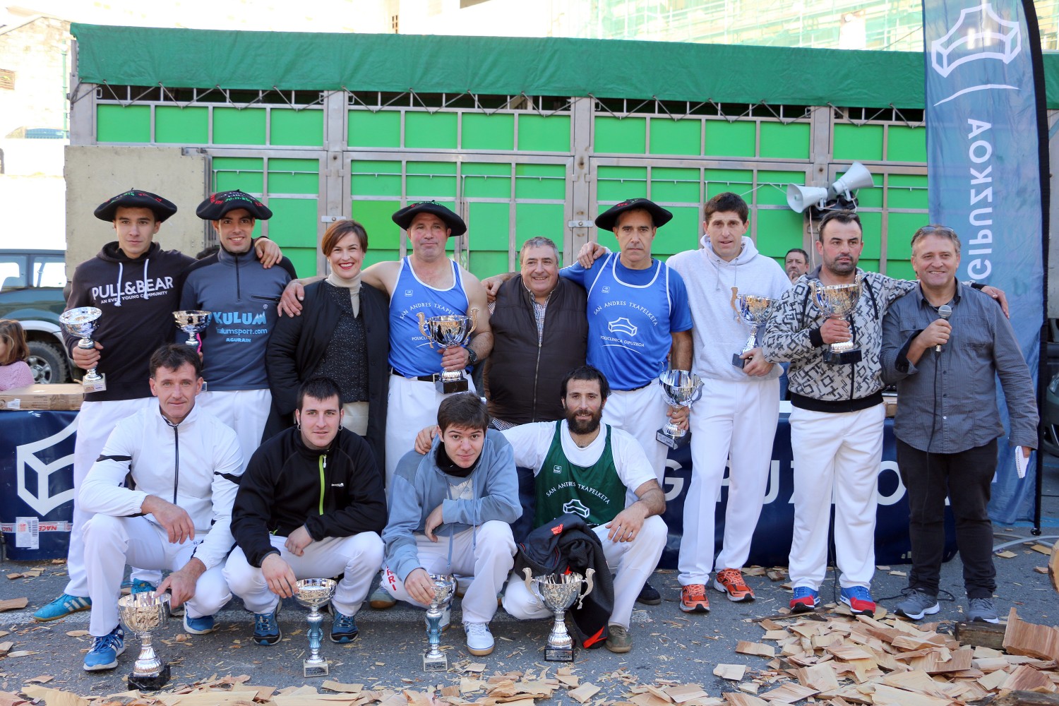 Participantes del IV Torneo Policlínica Gipuzkoa de Aizkolaris junto a la Directora Asistencial de Policlínica Gipuzkoa, Dra. Sonia Rousse, y el Concejal de Euskera y Cultura, Patxi Lejardi.