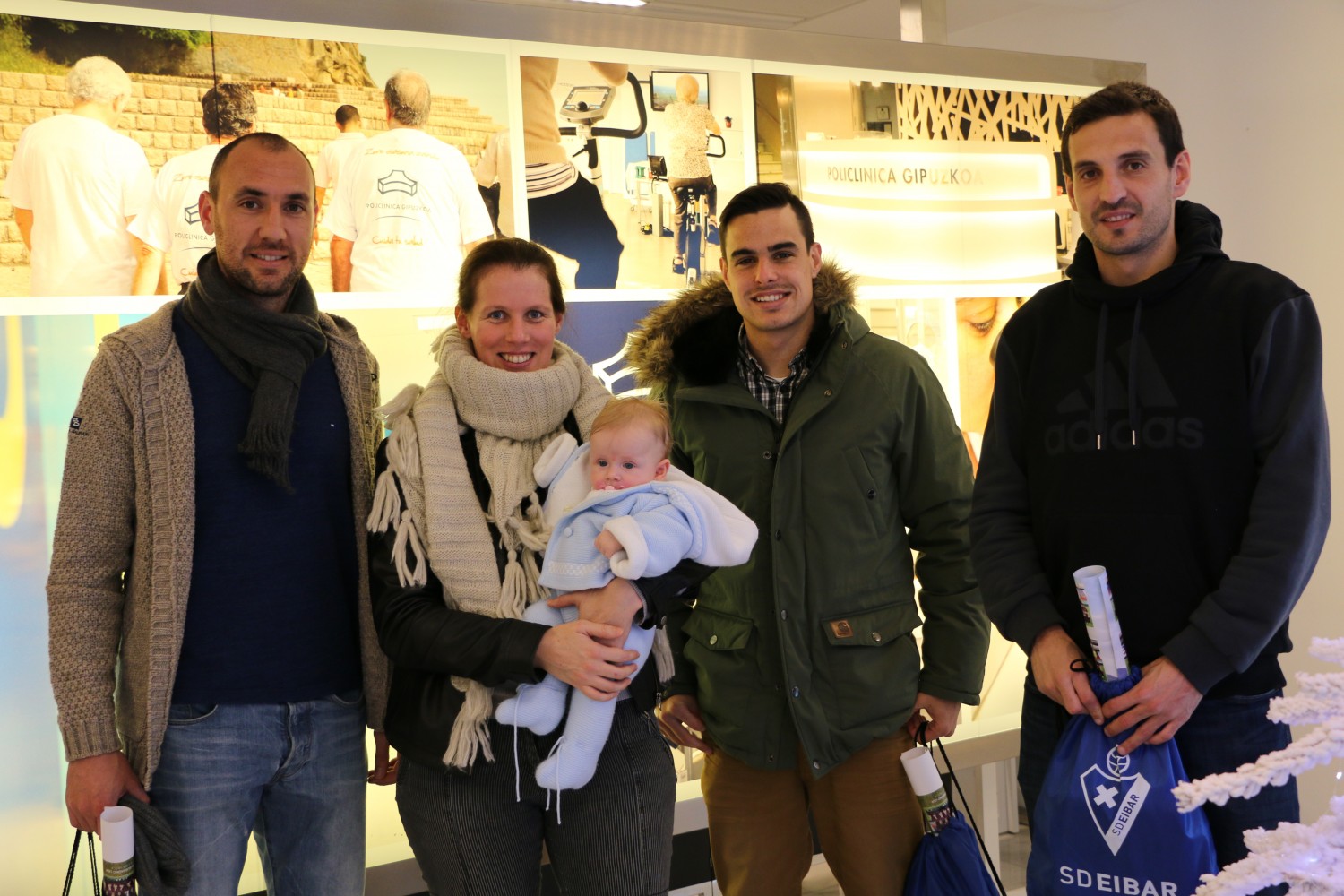 Lydia Meurant con su hija Lea Imaz, que venían a una revisión, y que posaron felices con los jugadores de la SD Eibar