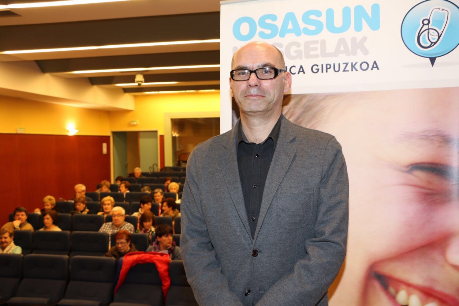 El cirujano vascular de Policlínica Gipuzkoa, Javier Sánchez, durante el Aula de Salud en Eibar sobre los últimos tratamientos en varices