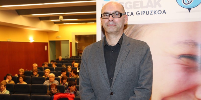 El cirujano vascular de Policlínica Gipuzkoa, Javier Sánchez, durante el Aula de Salud en Eibar sobre los últimos tratamientos en varices