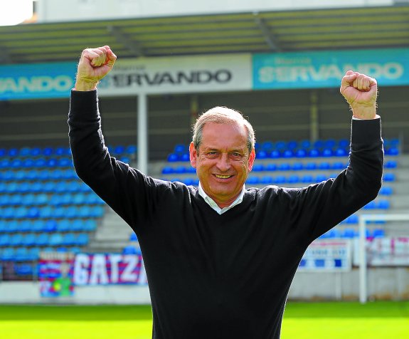 Al día. José Antonio Fernández, responsable de la empresa Hierros Servando y directivo de la S.D. Eibar, en el campo de Ipurua. Eibar. (8-4-2016). Foto: Félix Morquecho.