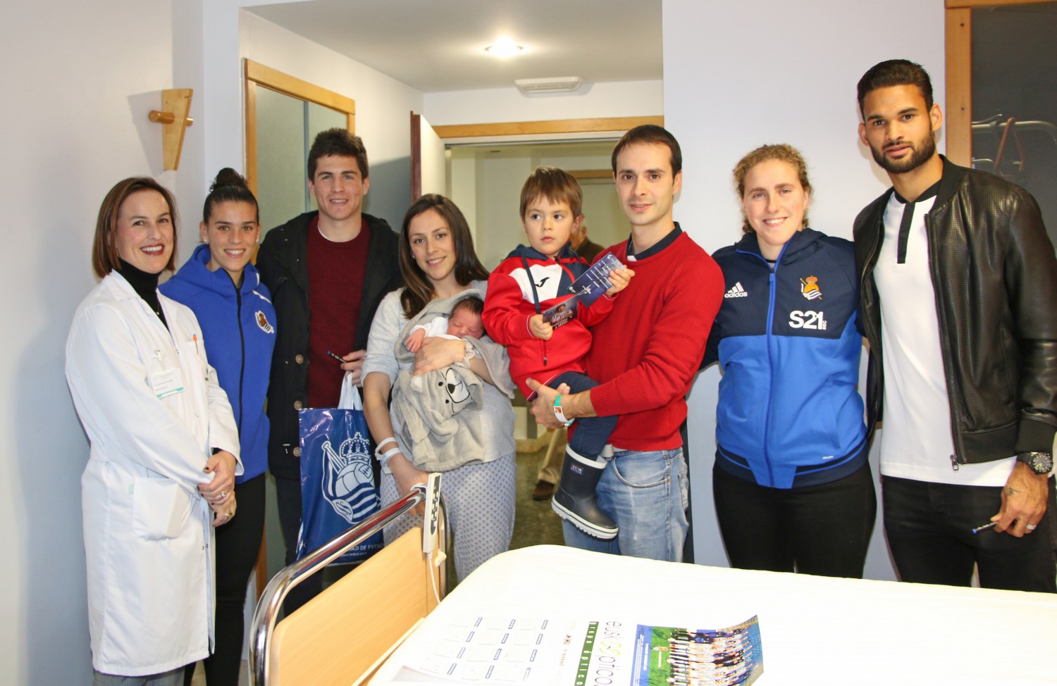 Los jugadores de la Real Sociedad visitan a los pacientes de Policlínica Gipuzkoa